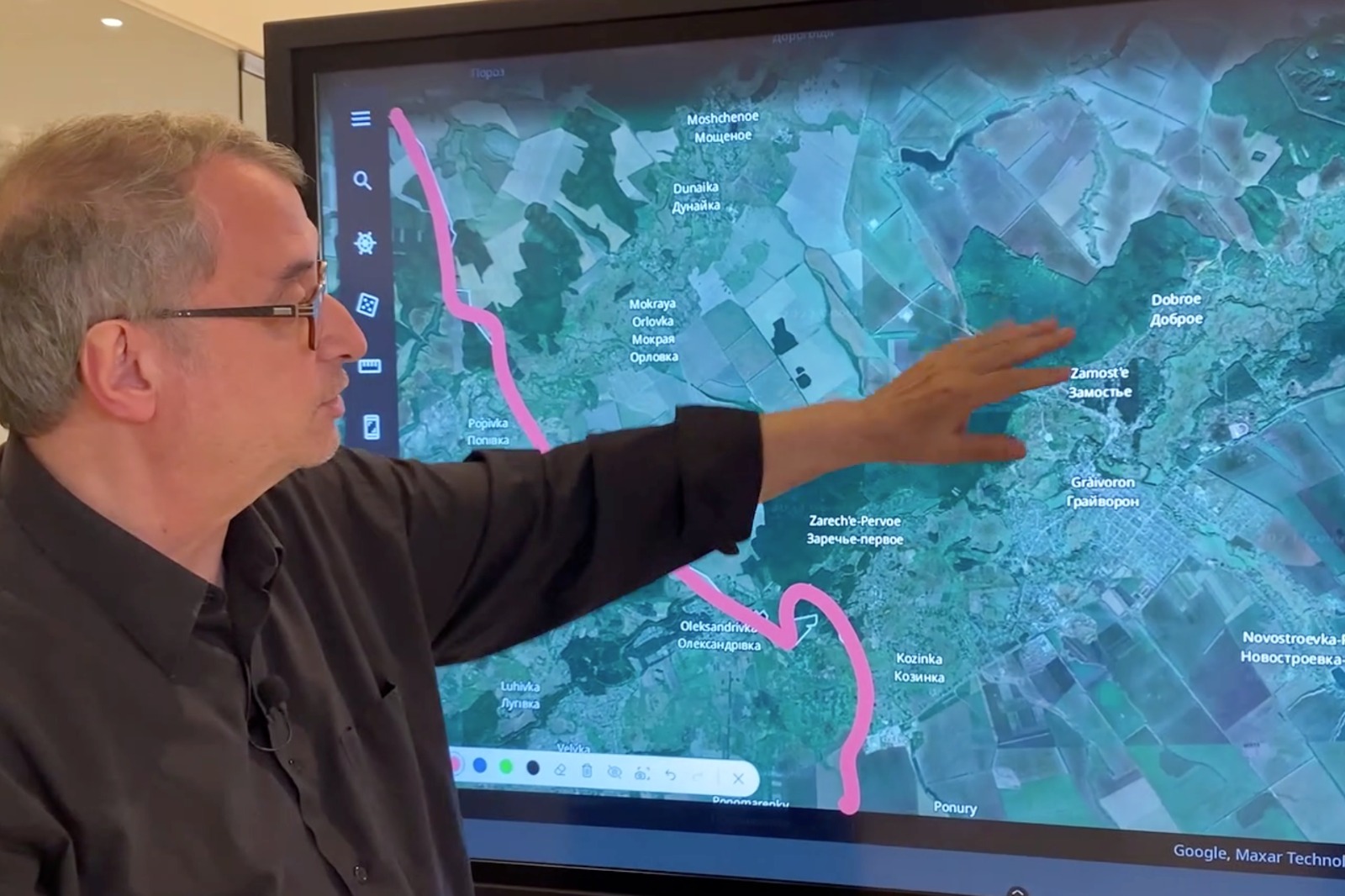 Un soldat de la Legió Llibertat Rússia amb la bandera blanca i blava.