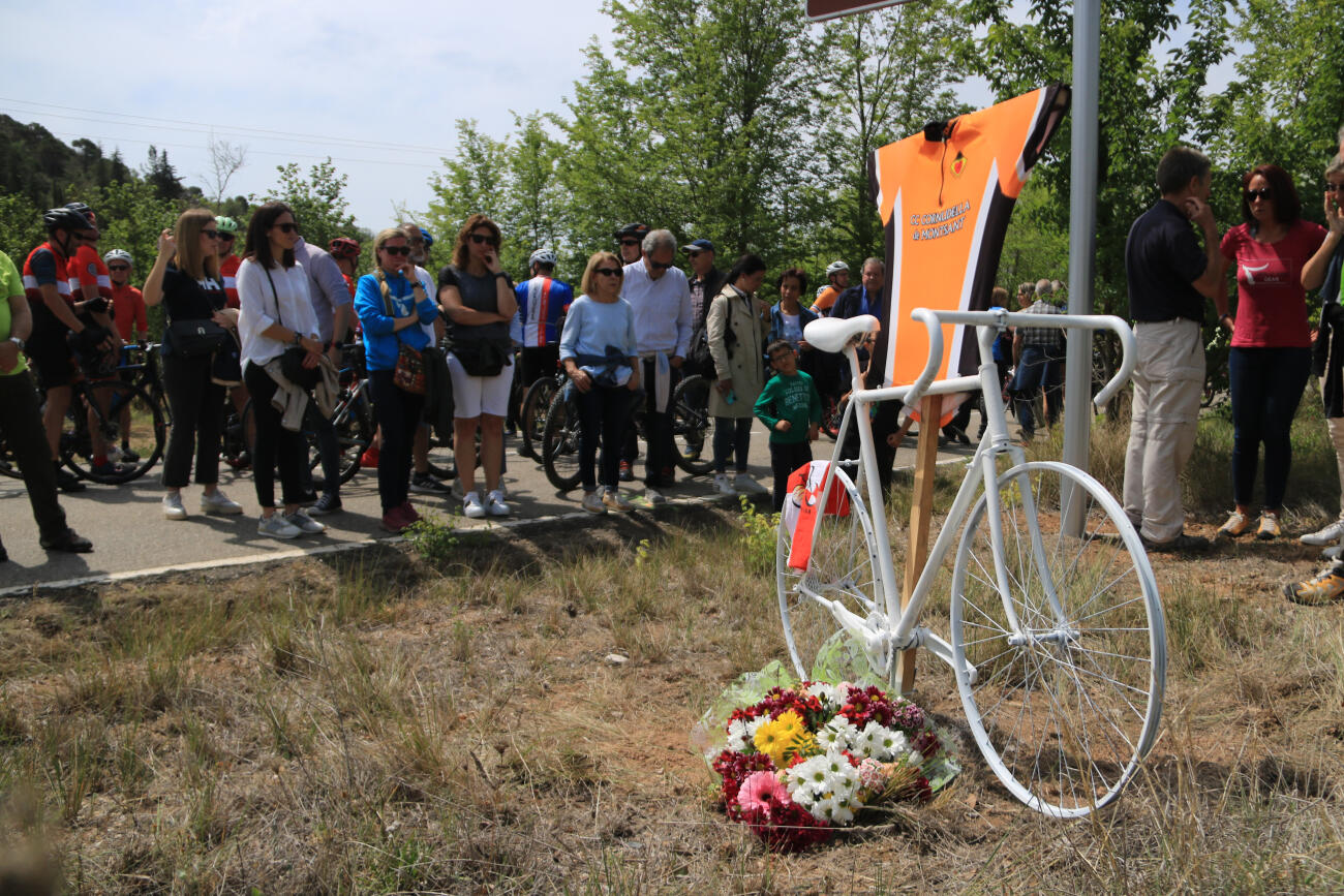 Els assistents han dipositat un ram de flors als peus d'una bicicleta blanca que recorda el ciclista atropellat (fotografia: ACN).