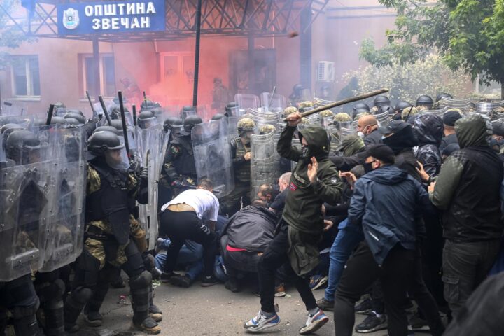 Un moment dels enfrontament de dilluns a Zvecan. (Fotografia de Georgi Licovski)