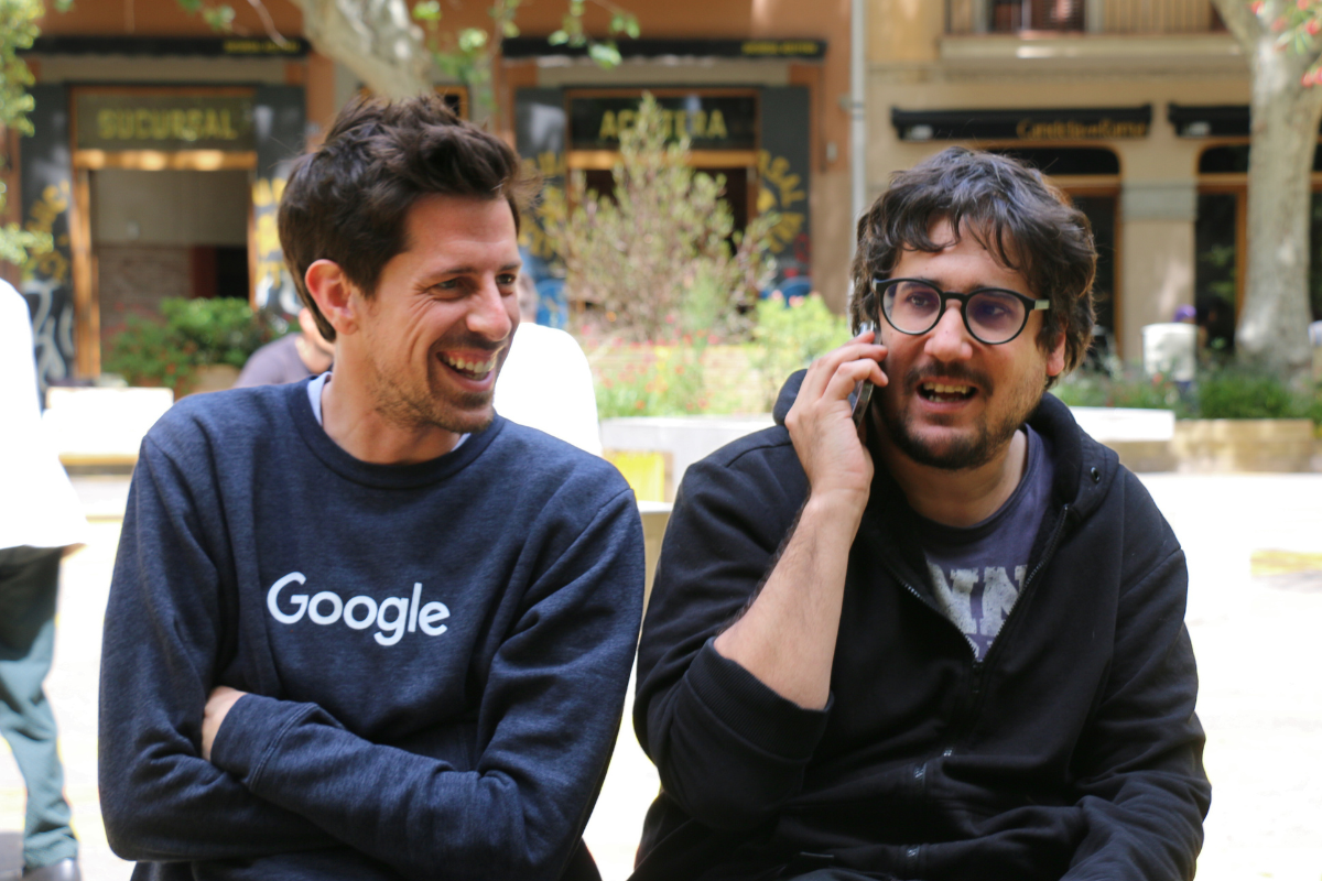 Els humoristes Ignasi Taltavull i Tomàs Fuentes després de l'entrevista al barri de Sant Antoni de Barcelona (fotografia: Enric Galli)
