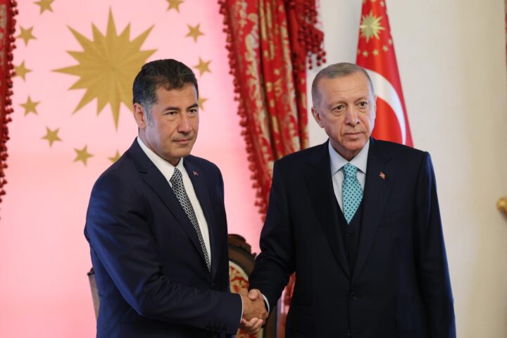 Sinan Ogan i el president turc Recep Tayyip Erdogan (fotografia: EFE/Oficina de premsa del president).