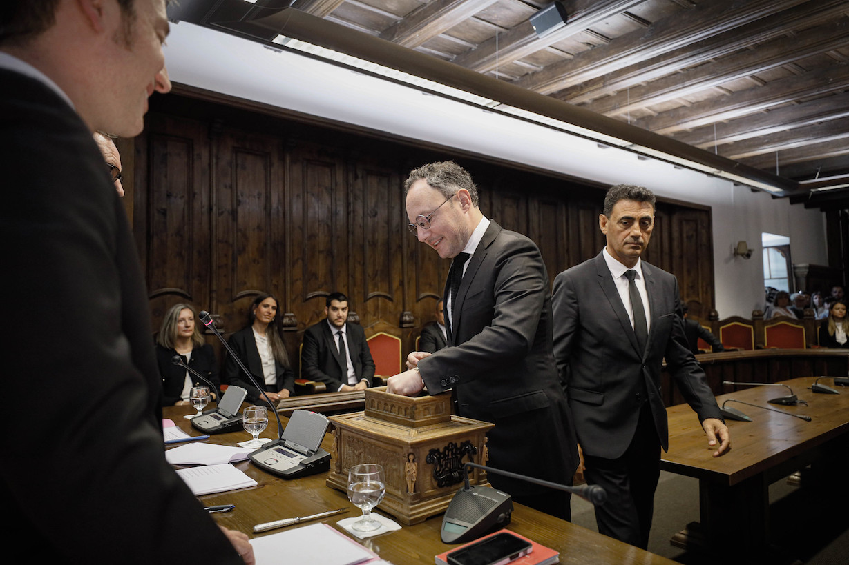 Xavier Espot vota en la constitució del nou Consell General.
