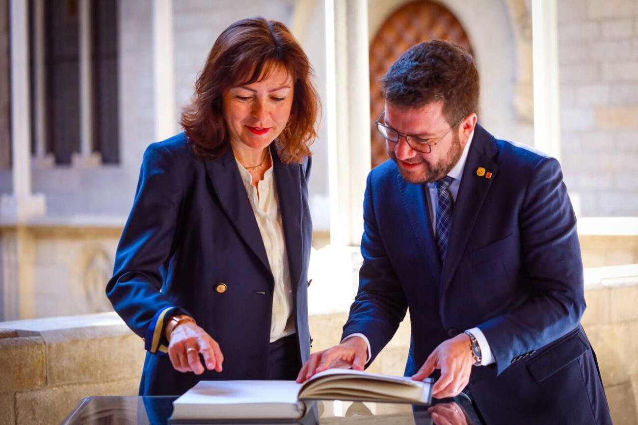 El president de la Generalitat, Pere Aragonès, amb la presidenta d'Occitània, Carole Delga (fotografia: Jordi Bedmas/Presidència).