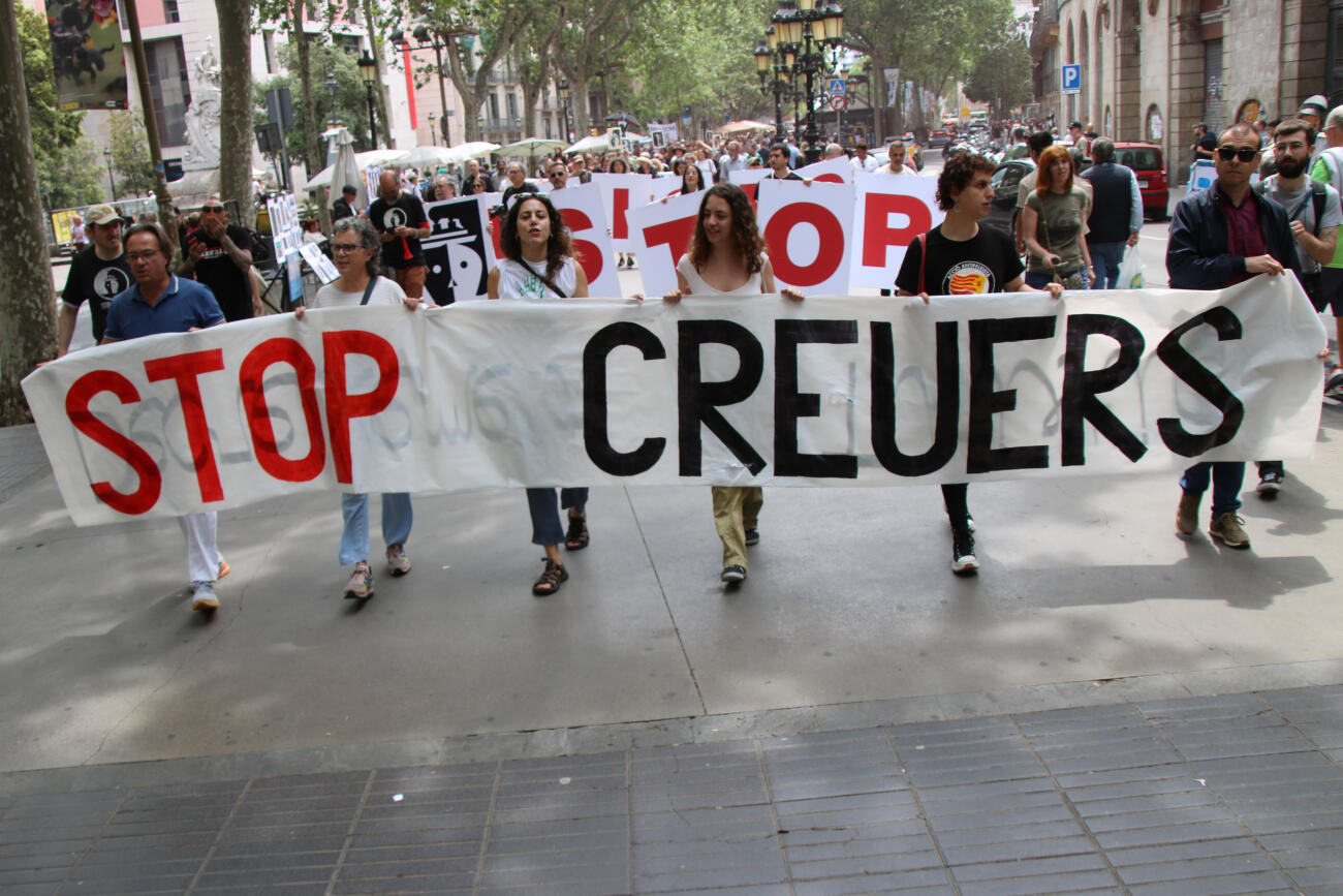 La manifestació contra l'activitat dels creuers quan passava per la Rambla de Barcelona (fotografia: ACN).