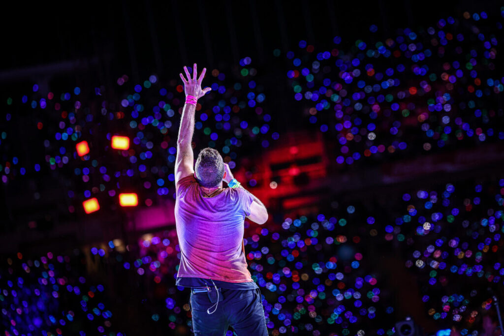 [VÍDEO] Coldplay s’emociona quan veu la multitud d’admiradors que van seguir el concert fora de l’estadi