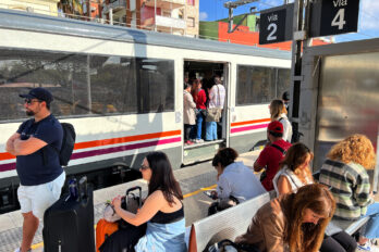 Gent esperant a l'andana de Castelldefels (Baix Llobregat), ahir (fotografia: Àlex Recolons).