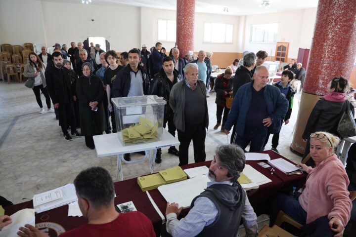 Un moment de la votació (fotografia: Tolga Bozoglu/EFE).