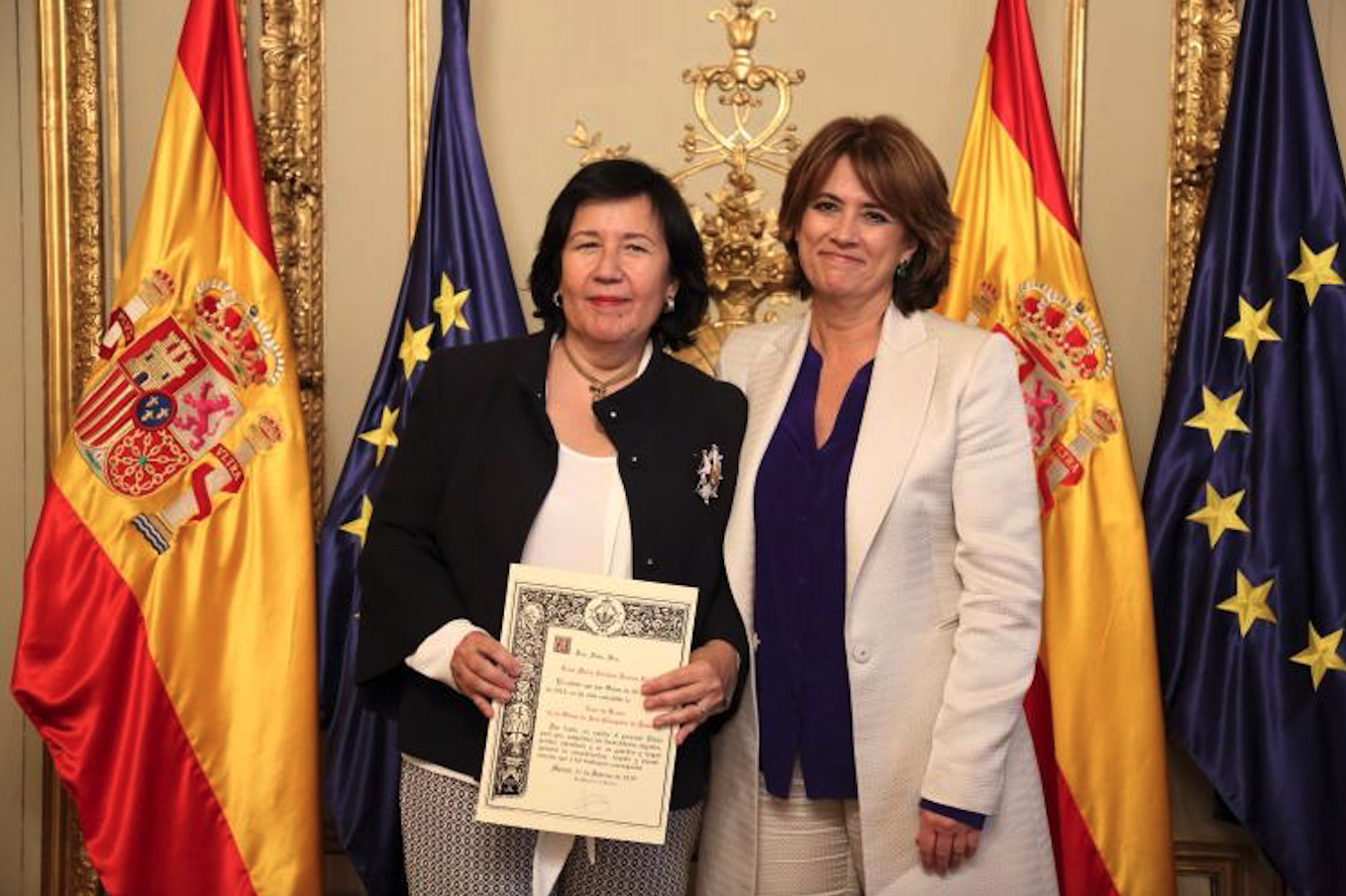 María Cristina Dexeus, al costat de l'ex-ministra Dolores Delgado, després de ser condecorada per la seva feina com a vocal del Consell Fiscal