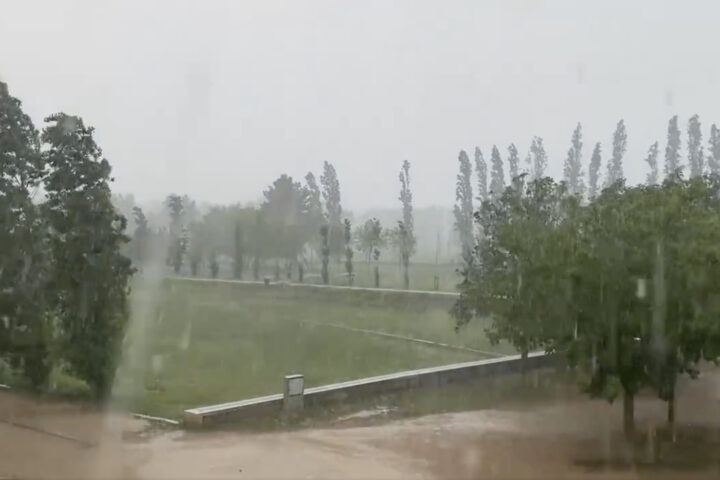 La pluja cau amb força a Banyoles (fotografia: Montse Roura).