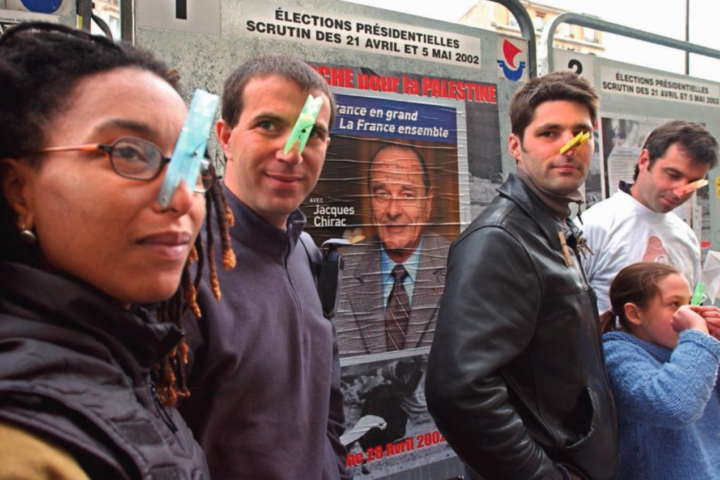 Un grup d'electors votant Chirac amb una agulla d'estendre al nas, l'any 2002.