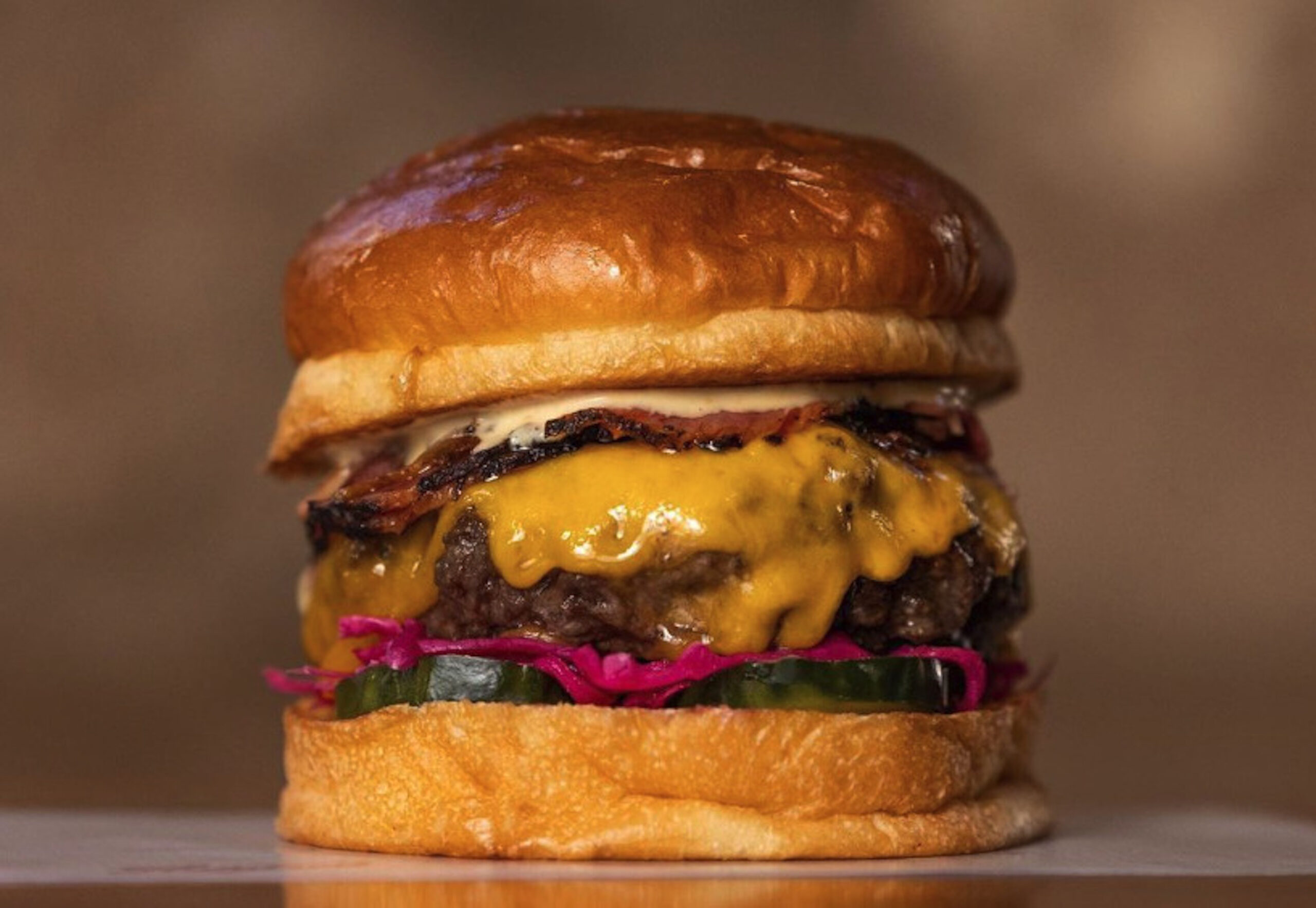 Una de les hamburgueses que serveixen (fotografia: Hundred Burgers).