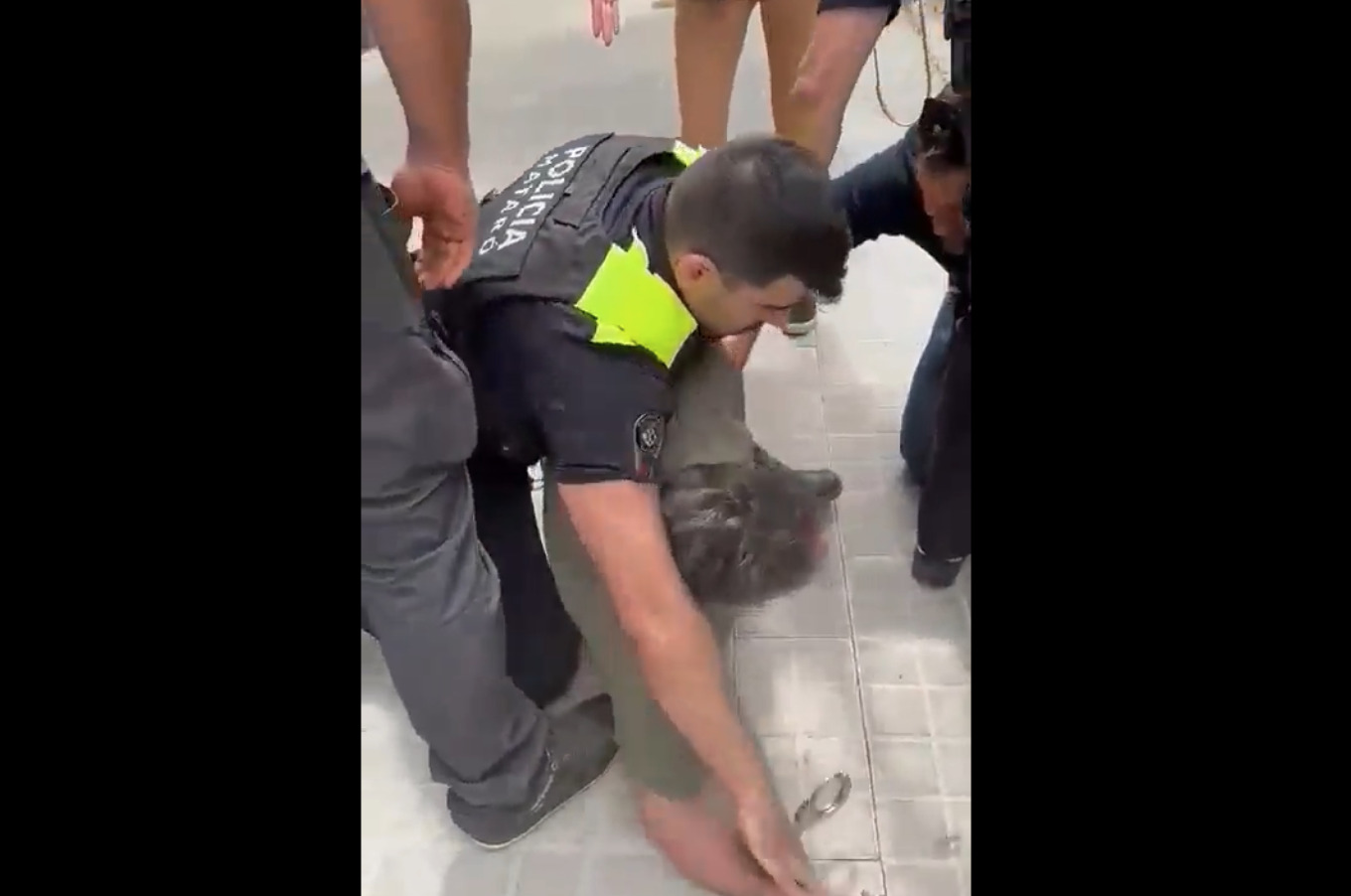 Un moment en què els agents proven de detenir l'home