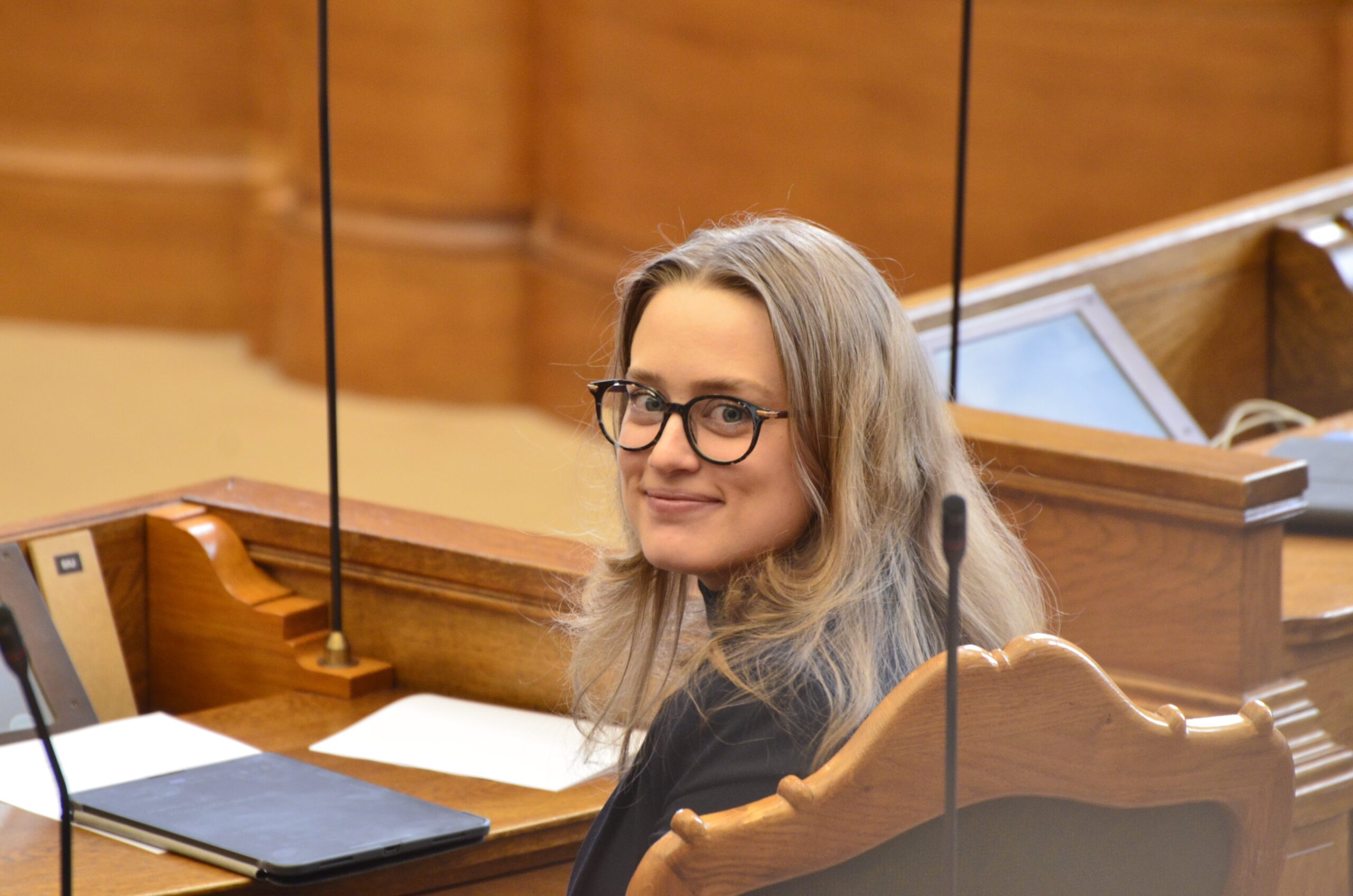 Aki-Matilda Høegh-Dam, al parlament danès. (fotografia: Siumut Folketingimi)