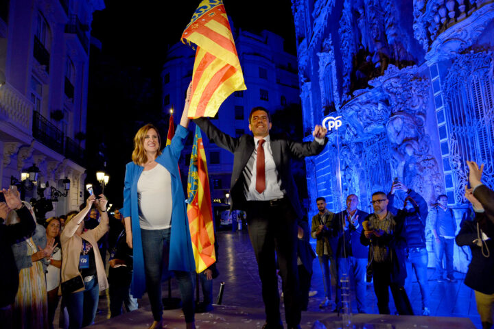 Maria José Català i Carlos Mazón celebren la victòria en el centre de València (Fotografia: Prats i Camps)