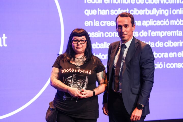 Jennifer González Leyva després de rebre el premi de la mà de l'ex-director de l'Agència de Ciberseguretat de Catalunya