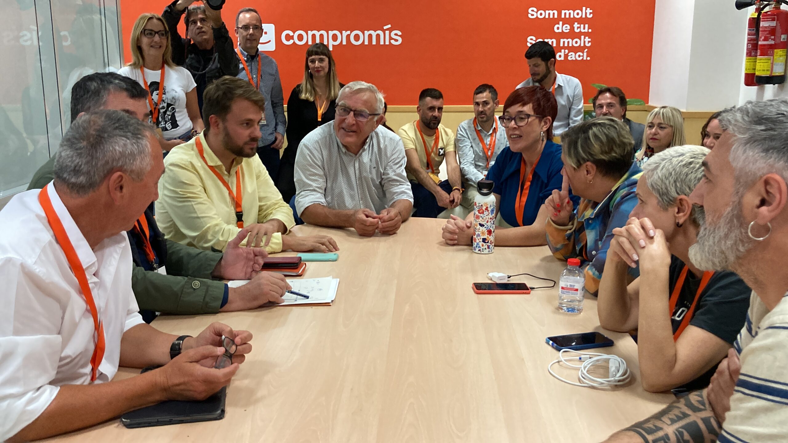La direcció de Compromís a la seu de la plaça del Pilar de València, analitzant els resultats electorals (Fotografia: Prats i Camps)