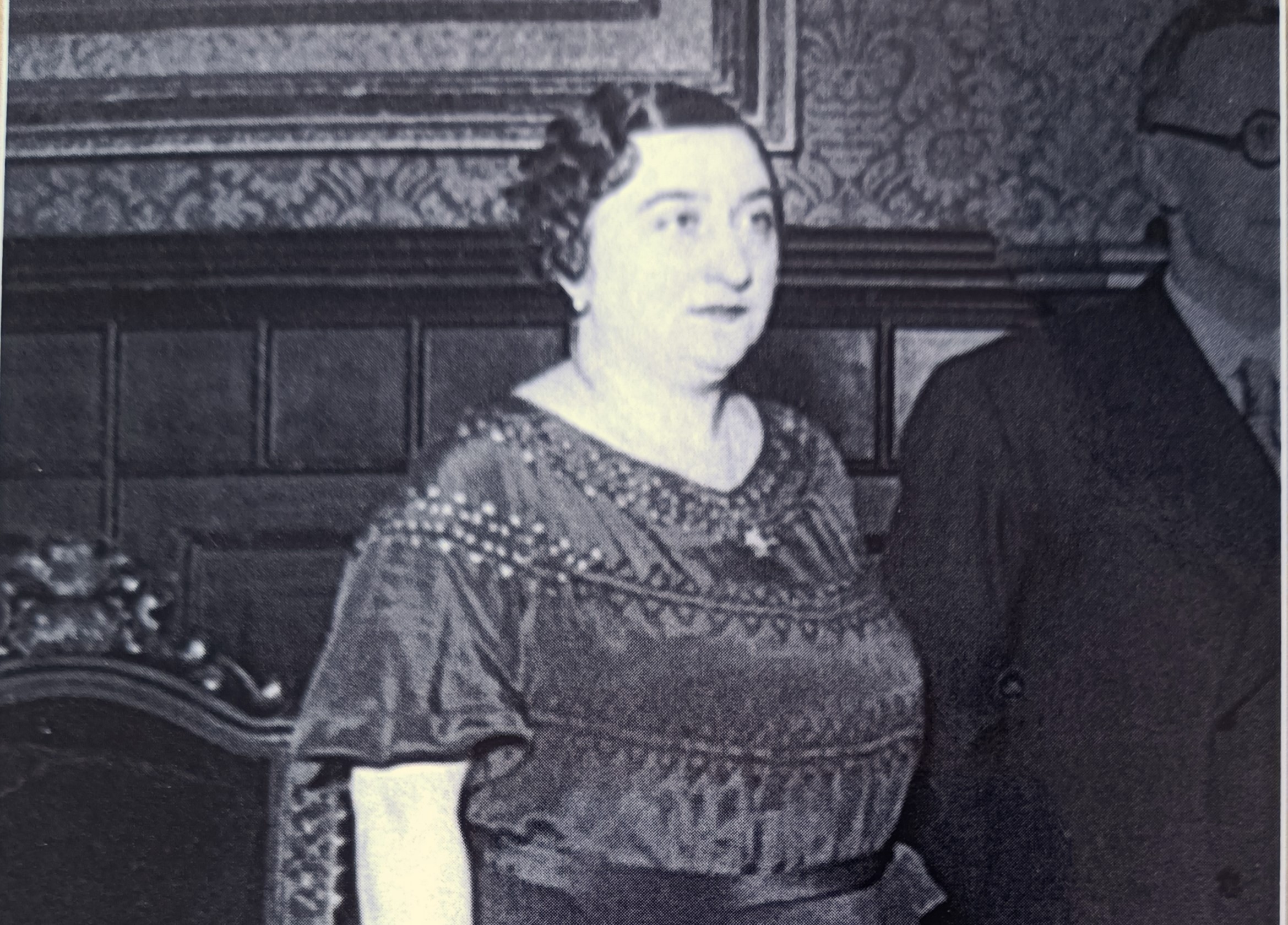 En una conferència dels Amics de la Música Antiga, a la sala del Rectorat de la Universitat de Barcelona, c. 1935. Fragment de la fotografia de Carlos Pérez de Rozas (Arxiu Fotogràfic de Barcelona).