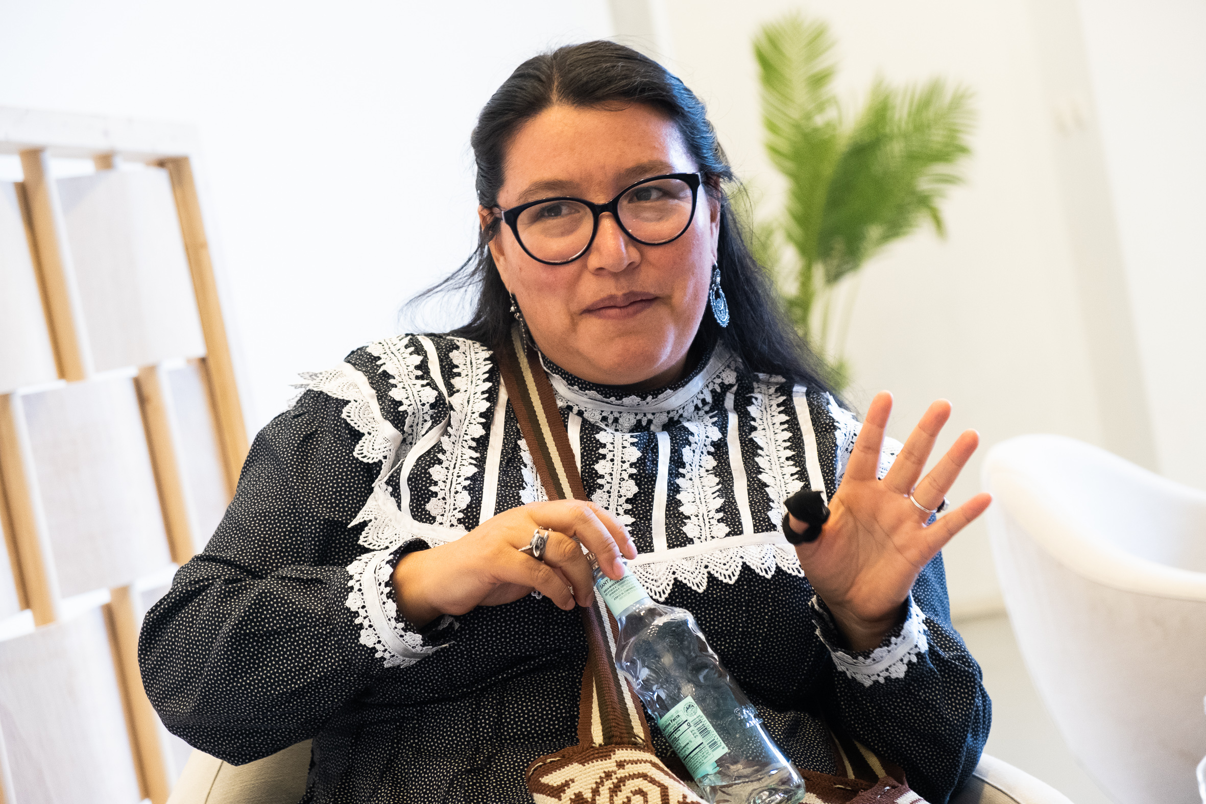 “Aquests dies va ser a Barcelona la Yásnaya Aguilar, una lingüista i activista mixe, que enmig d’unes interessantíssimes conferències va esmentar els càstigs i les humiliacions que va rebre de petita a l’escola per parlar la seva llengua” (fotografia: Adiva Koenigsberg).