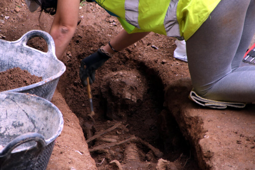 Descobreixen set tombes d’època romana i dues de tardoantigues a la Via Laietana