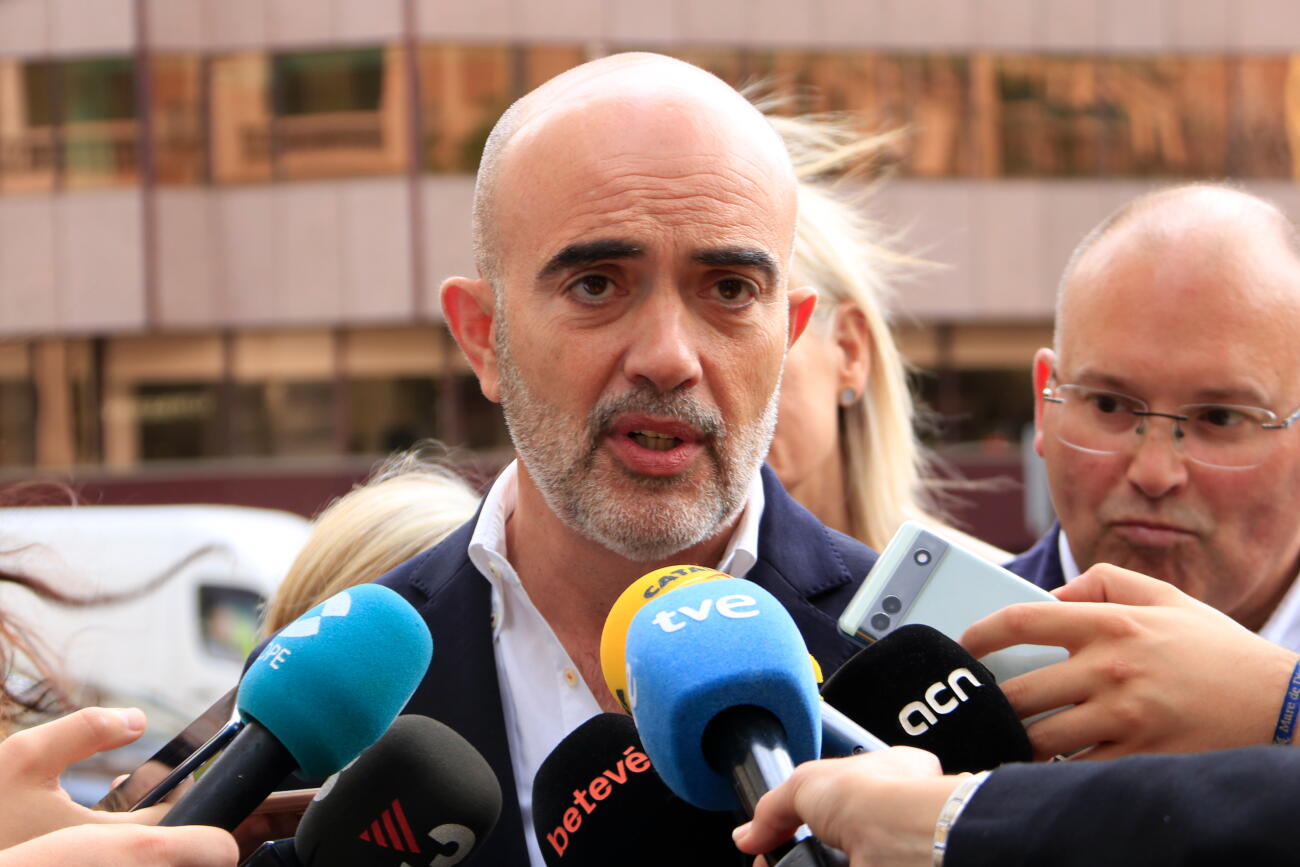 El candidat del PP a Barcelona, Daniel Sirera, atén els periodistes (fotografia: ACN).