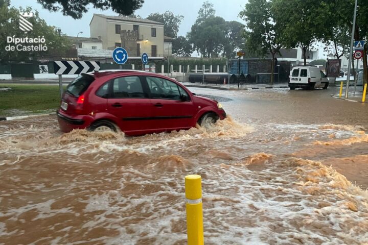 Els carrers de Benicàssim, inundats per la pluja (fotografia: Bombers de la Diputació de Castelló).