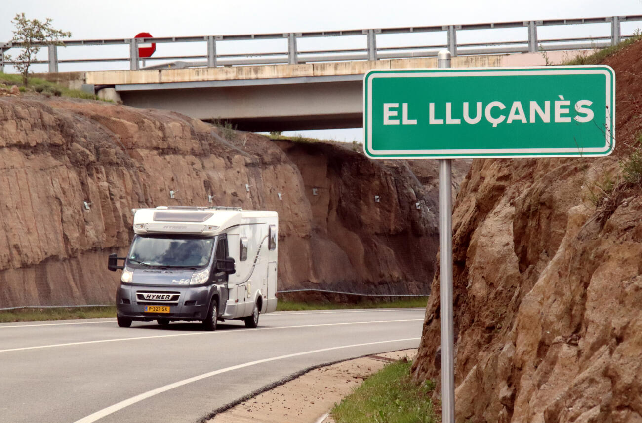Una autocaravana surt del Lluçanès en direcció al Berguedà per la C-62 (fotografia: Laura Busquets / ACN).