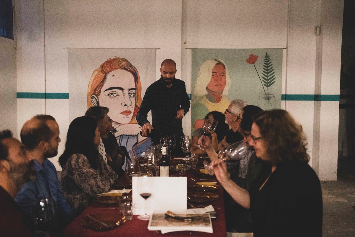 L'enòleg i artista Joan Carbó, enmig d'un tast de la sèrie 'Wine Will Tell' (fotografia: Jordi Gatell).