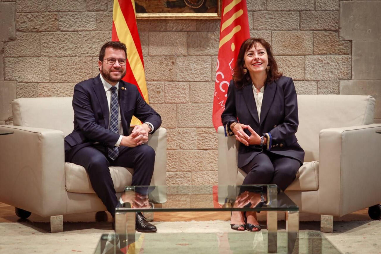 El president de la Generalitat, Pere Aragonès, amb la presidenta d'Occitània, Carole Delga, al Palau de la Generalitat (fotografia: Jordi Bedmar/Presidència).