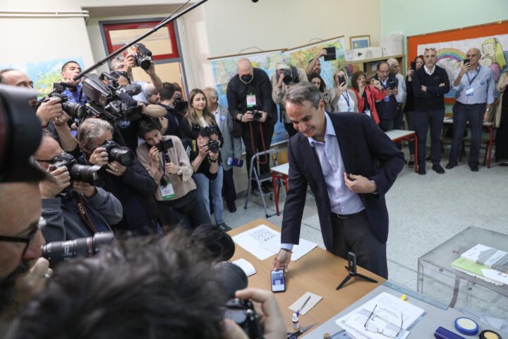 Kiriakos Mitsotakis en un moment de la votació (fotografia: EFE/EPA/George Vitsaras)