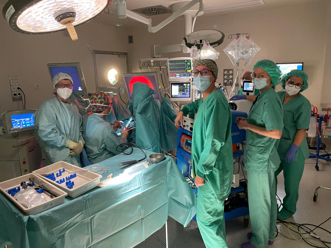 L'equip del servei d’Urologia del Pius Hospital de Valls en el primer procediment practicat amb el làser d’Holmi (fotografia: Pius Hospital de Valls).