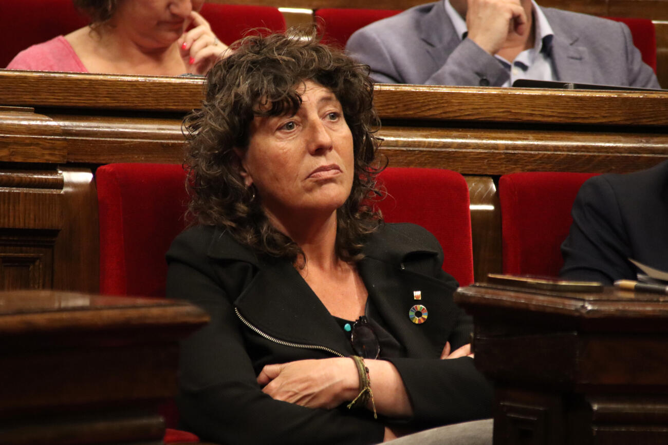 La consellera d'Acció Climàtica, Teresa Jordà, durant el debat al parlament sobre la tramitació per lectura única de la proposició de llei de Junts sobre la sequera (fotografia: ACN).