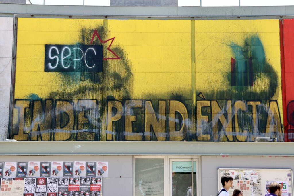 Mural independentista censurat: un jutjat ordena de tapar l’històric de la plaça Cívica de la UAB