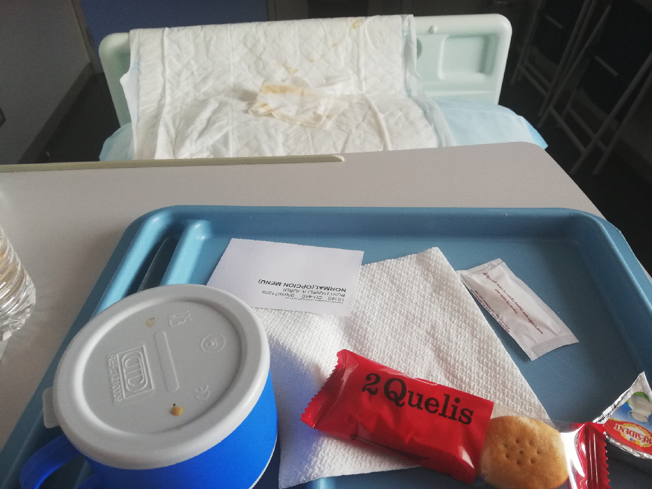 Fotografia feta per Jordi Puig en què es veu com li serveixen el menjar amb brutícia.