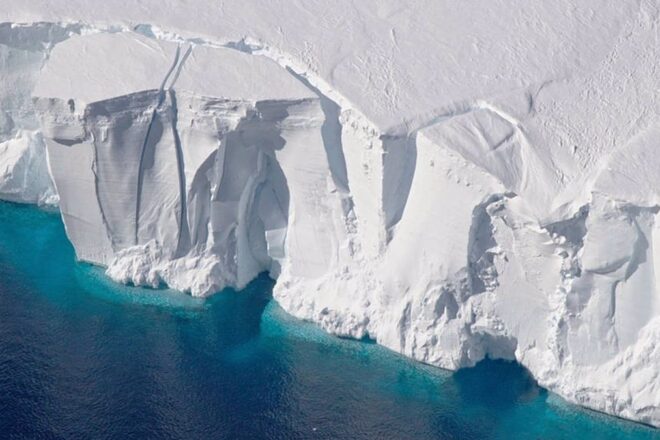 Una gran allau de roca i gel a Grenlàndia va causar un tsunami gegant de 200 metres