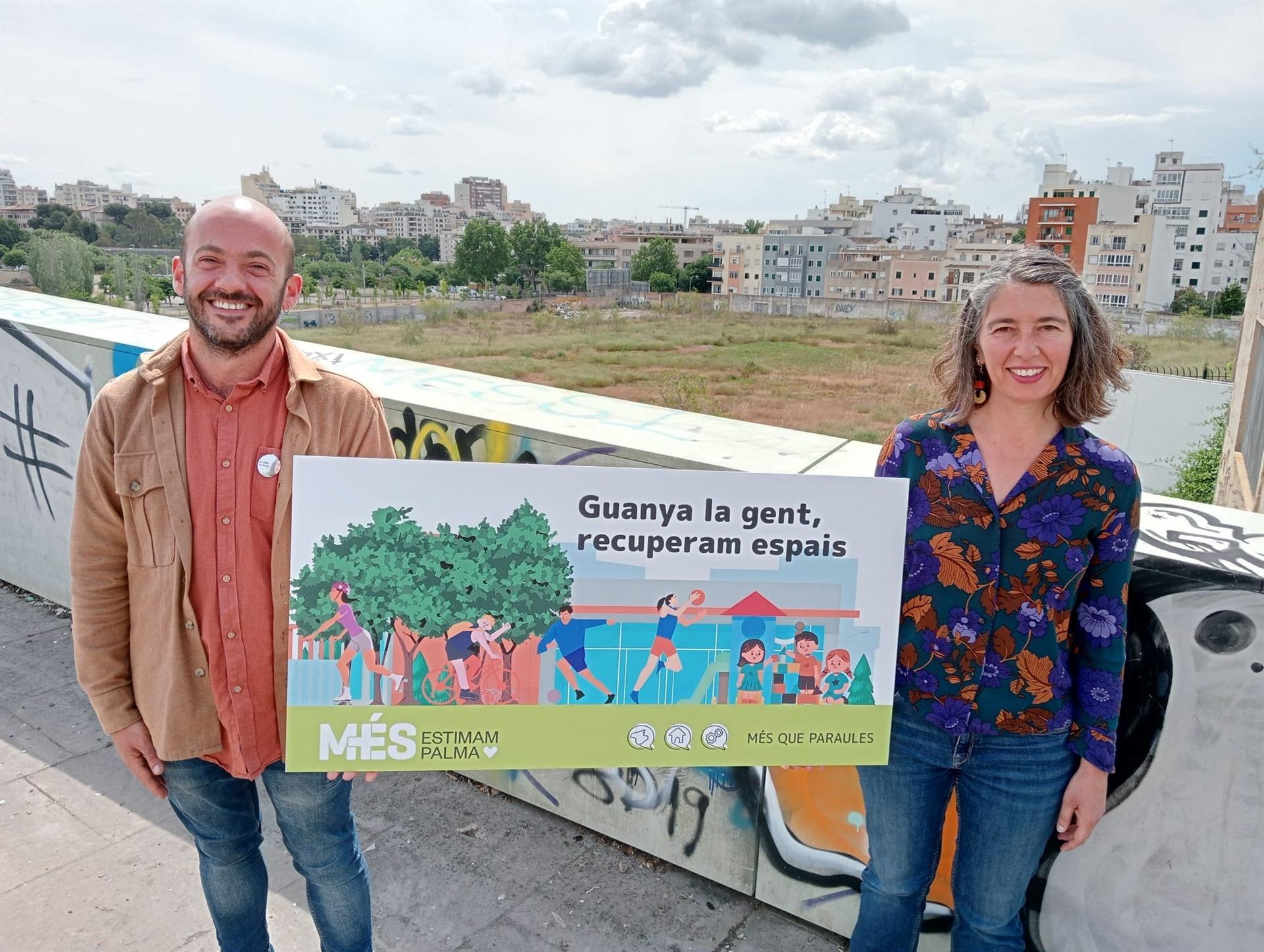 La candidata a la batllia de Palma de MÉS, Neus Truyol, i el número dos de la llista, Miquel Àngel Contreras (fotografia: Més).