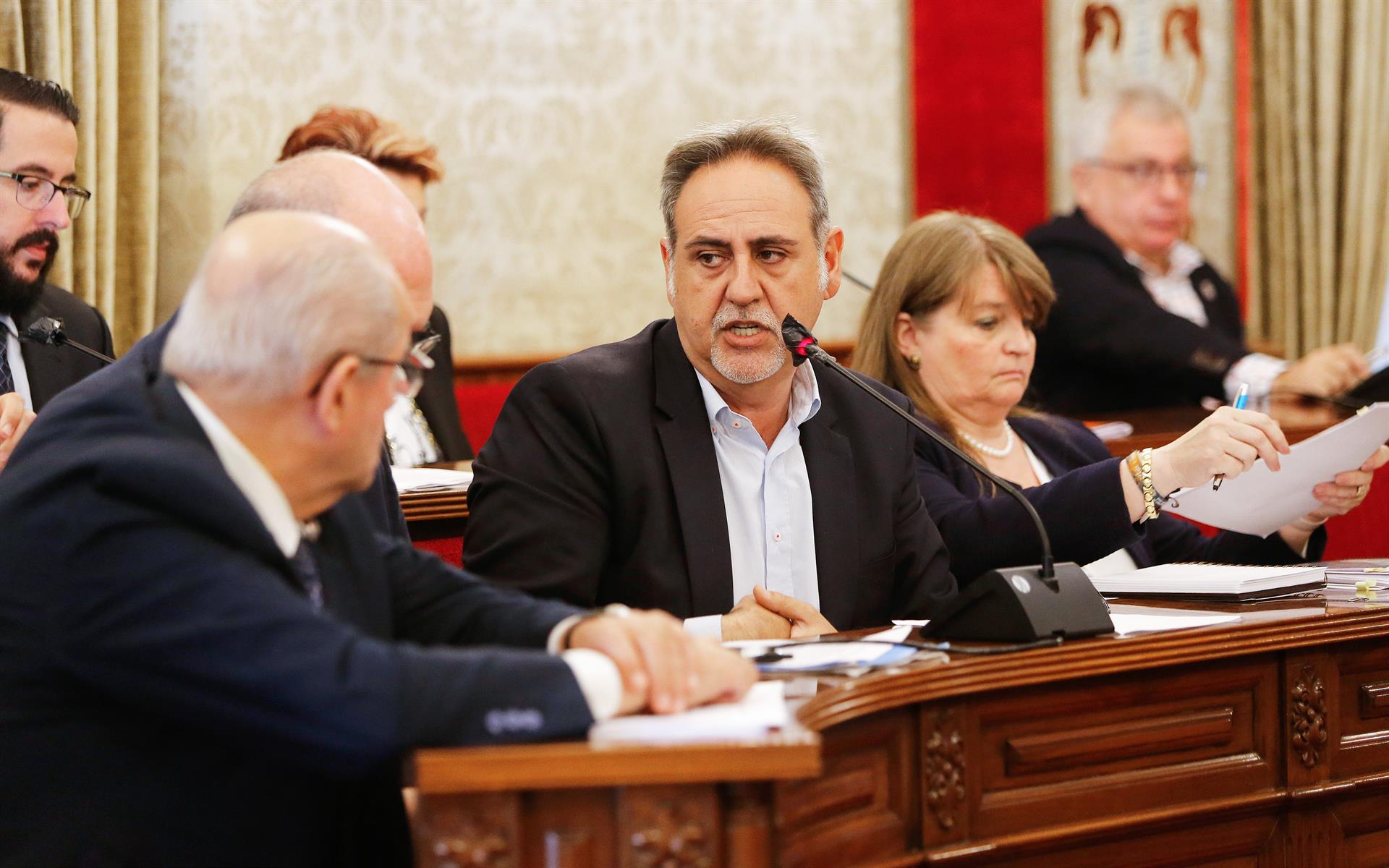 L'ex-regidor de Partides Rurals a l'Ajuntament d'Alacant, Manuel Jiménez, i el regidor d'Infraestructures, José Ramón González (en primer pla, d'esquena)