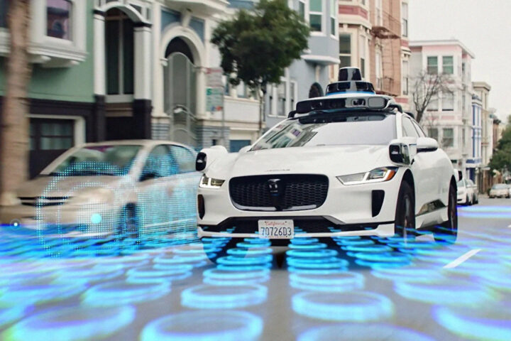 Waymo disposa d’una flota de Jaguar elèctrics, amb una trentena de sensors afegits per a oferir el servei de taxi robot (fotografia: Waymo).