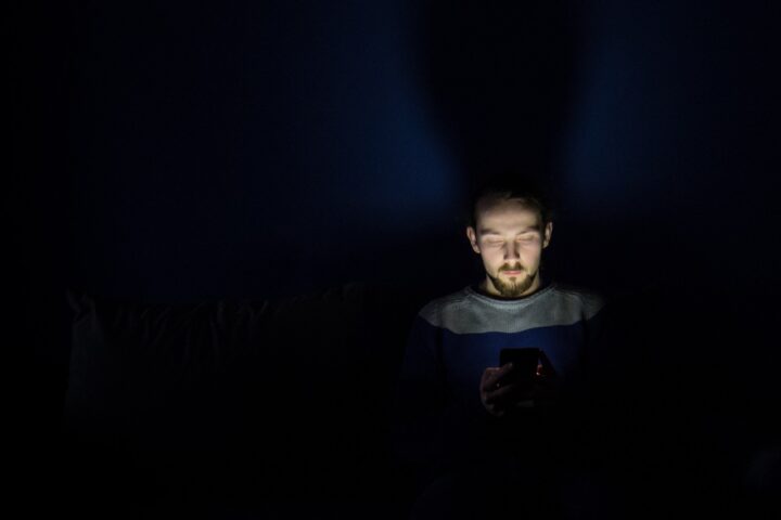 Imatge d'arxiu d'un home mirant el mòbil.