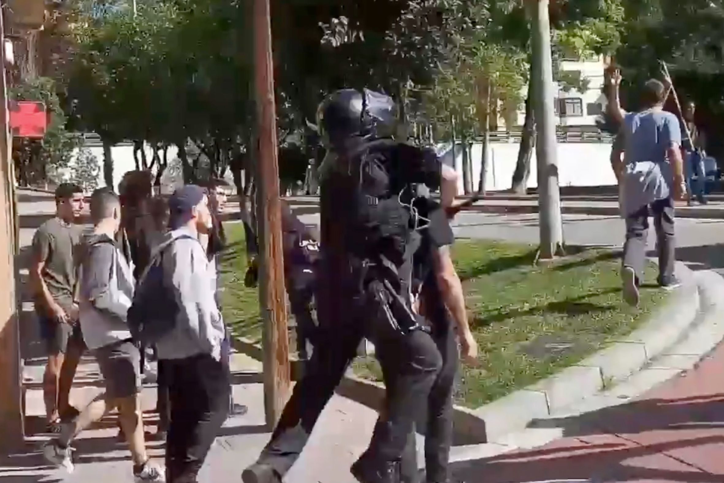 Captura del moment en què els mossos salta a sobre Ivan Patrici