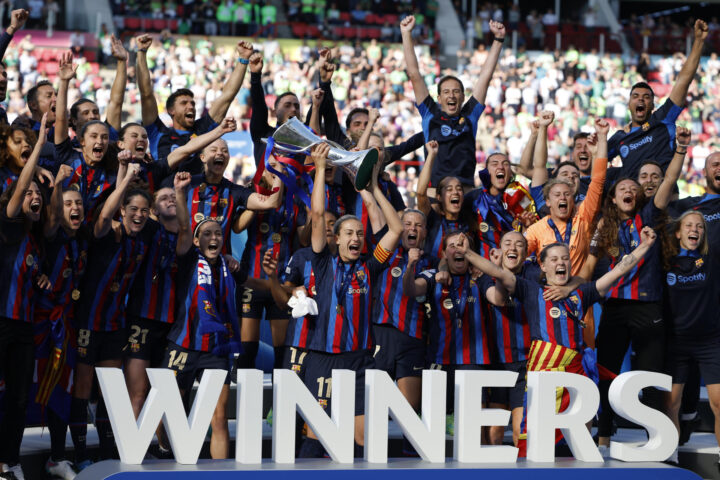 Les jugadores del primer equip femení del Barça celebrant la victòria (fotografia: EFE/ Alberto Estévez).