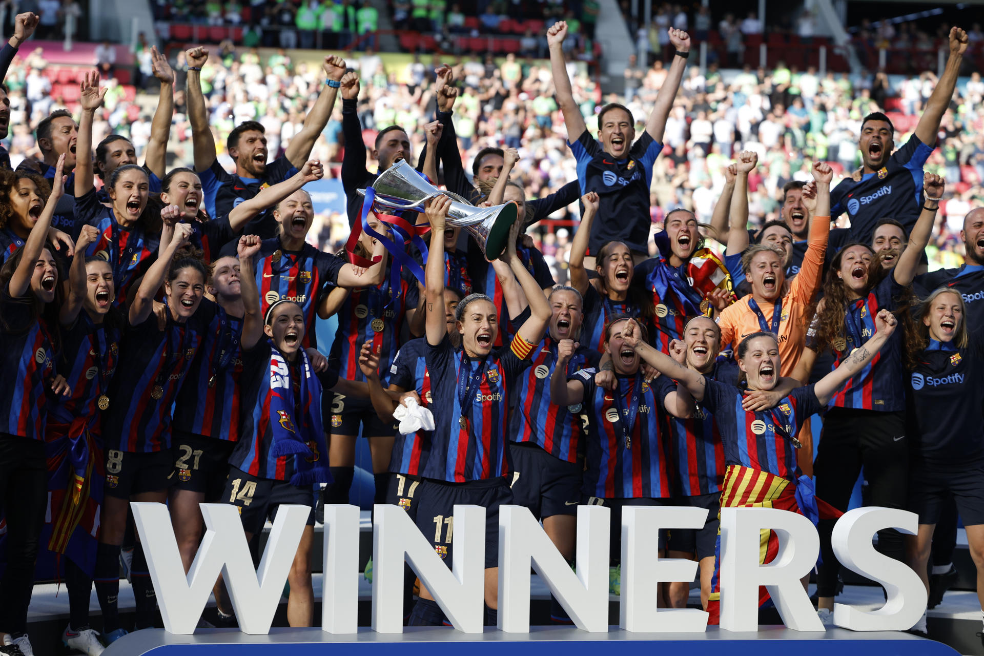 Les jugadores del primer equip femení del Barça celebrant la victòria (fotografia: EFE/ Alberto Estévez).