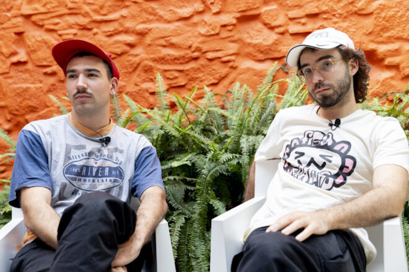 Pep Velasco i Xavier Cartanyà, a la redacció de VilaWeb (fotografia: Albert Salamé).