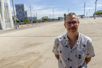 Nando Cruz, al costat del Parc del Fòrum de Barcelona, on es fan la majoria dels macrofestivals (fotografia: Albert Salamé).