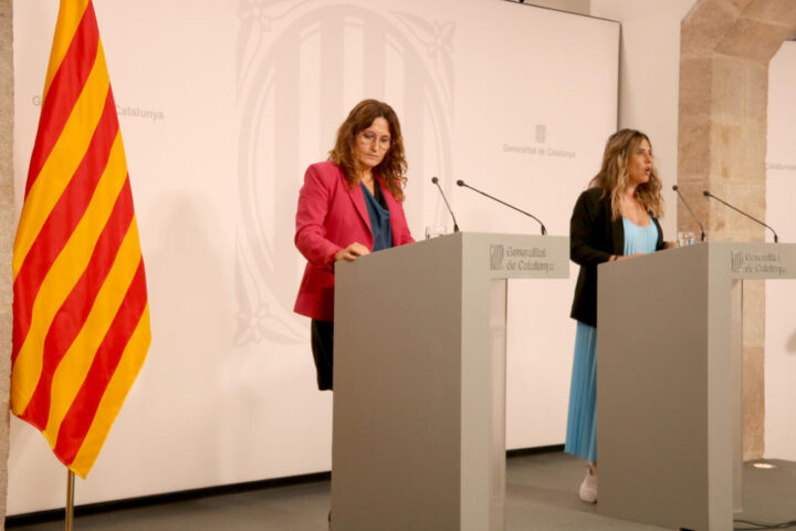La consellera Laura Vilagrà i la portaveu del govern, Patrícia Plaja, en conferència de premsa (fotografia: ACN / Bernat Vilaró).