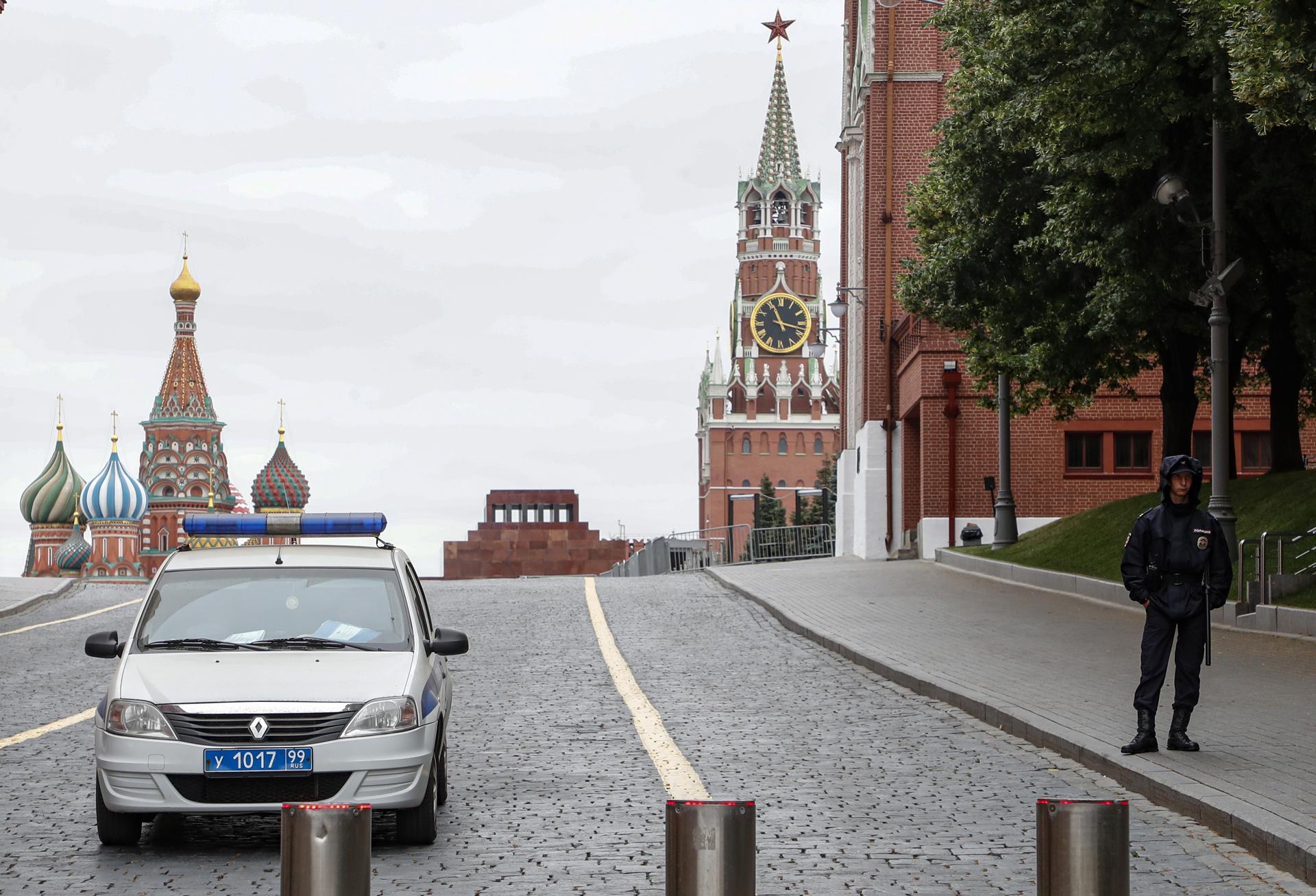 Vehicle de la policia russa davant el Kremlin (fotografia: Maksim Xipénkov/Efe).