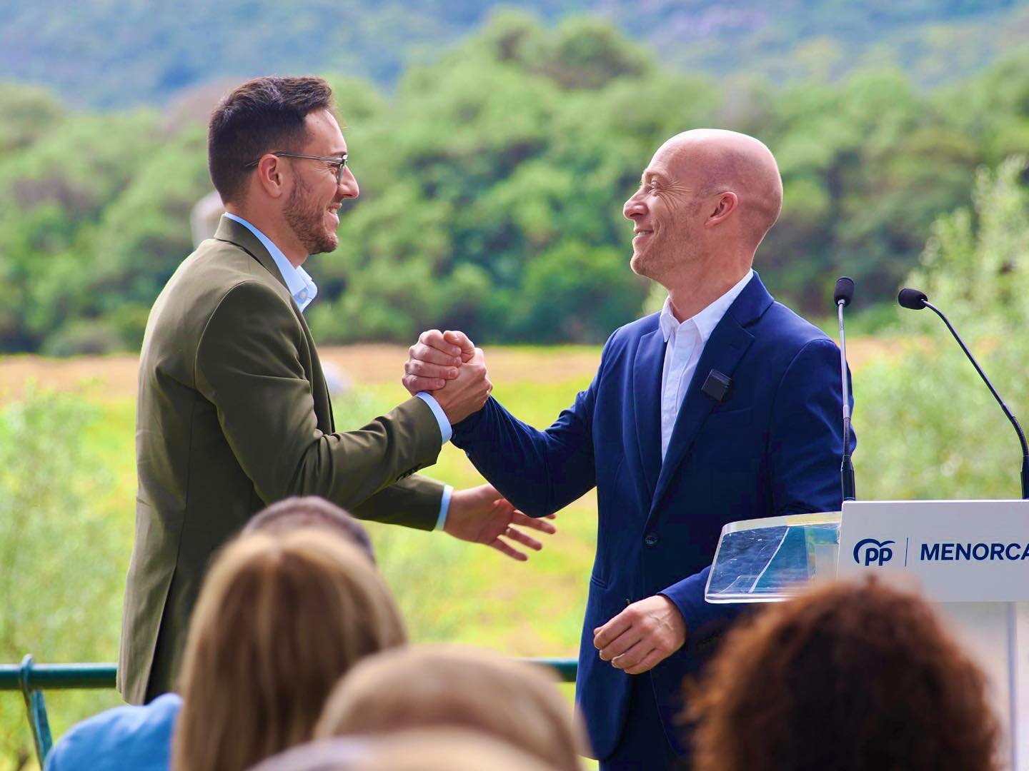 Joan Pons Torres, a l'esquerra, celebra amb Dolfo Vilafranca els resultats electorals.