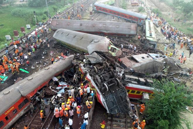 Gairebé 300 morts i més de 900 ferits en un accident ferroviari a l’Índia