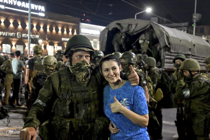 Una dona es fotografia amb les tropes de Wagner a Rostov. (Fotografia d'Arkady Butnisky)