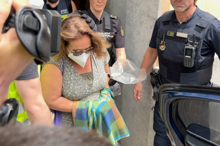 Agents de la policia espanyola s'emporten detinguda la batllessa Aurora Carbonell (ACN)