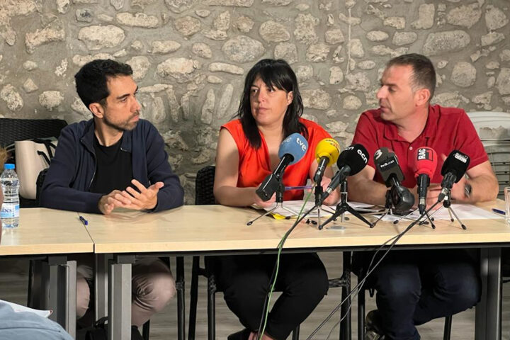 Els tres caps de llista de la CUP, ERC i PSC en la conferència de premsa a Ripoll (fotografia: ACN / Lourdes Casademont).